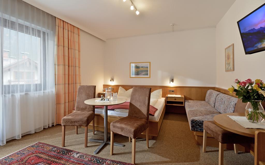 Hotel Garni Jennewein Mayrhofen Room photo